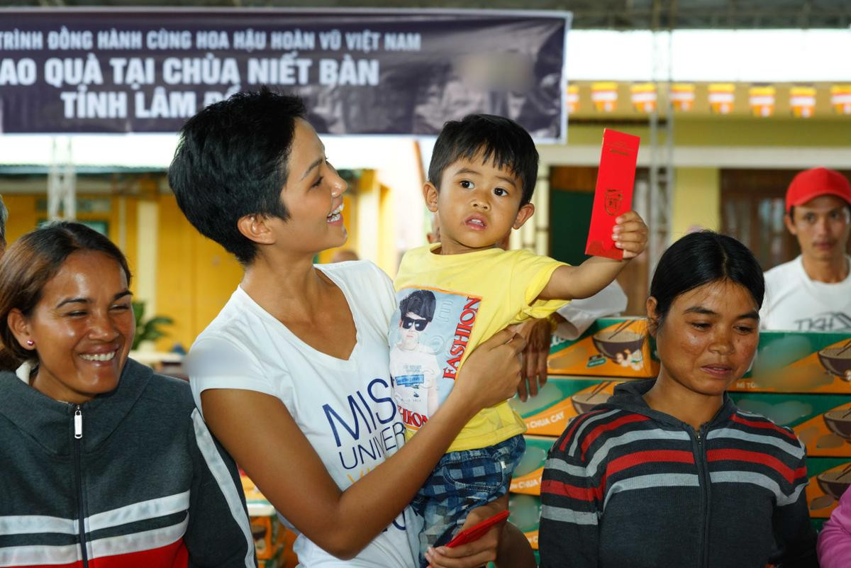 H'Hen Niê nhiệt tình quyên góp từ thiện, Hoàng Thuỳ chạy bộ cùng người dân gây quỹ hướng nghiệp Ảnh 3