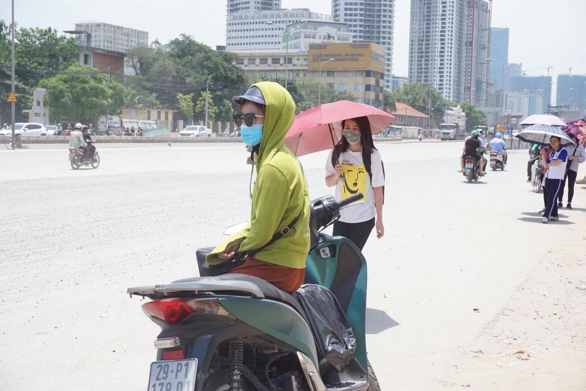 Người Hà Nội vật vã ngoài đường trong cái nắng gay gắt nhất từ đầu hè Ảnh 4