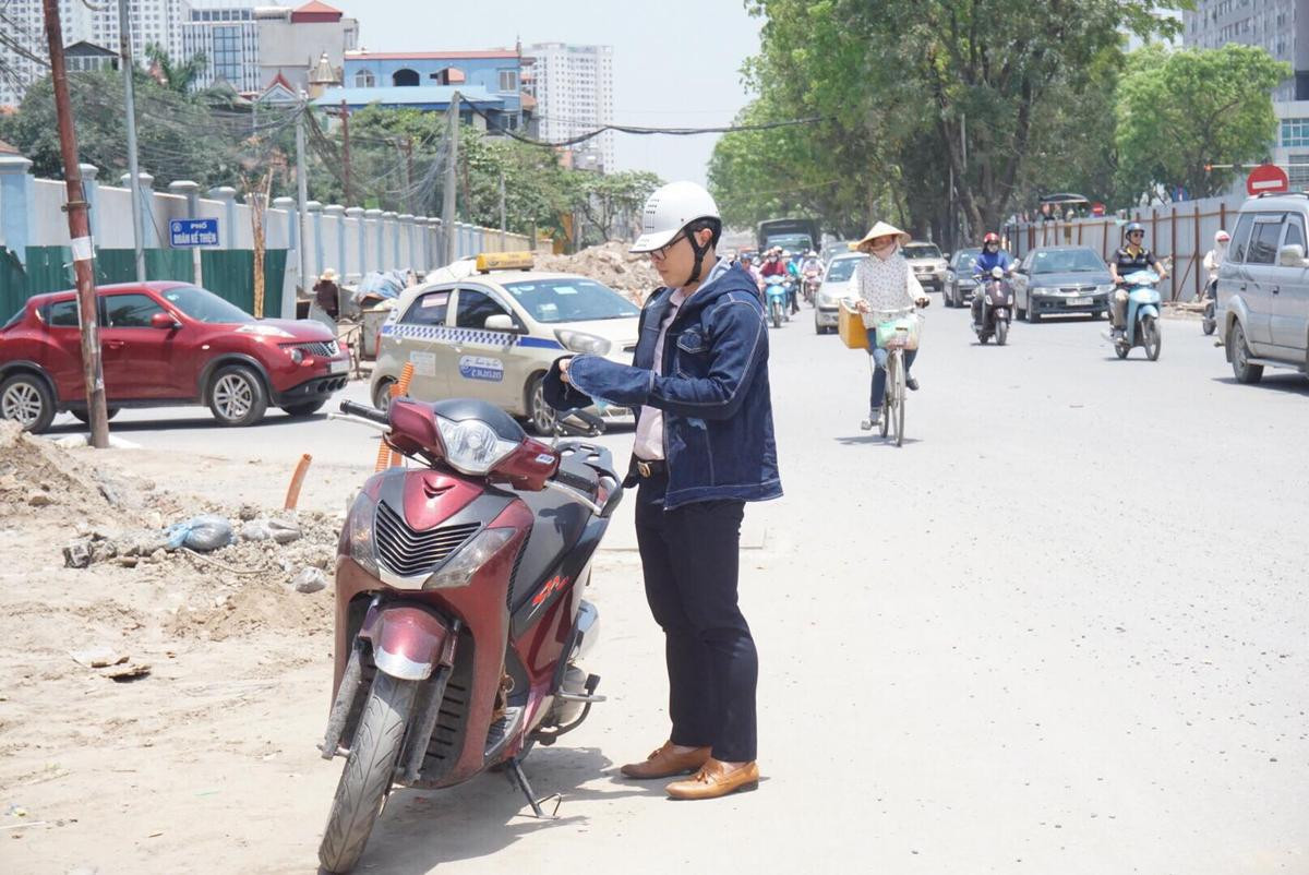 Người Hà Nội vật vã ngoài đường trong cái nắng gay gắt nhất từ đầu hè Ảnh 11