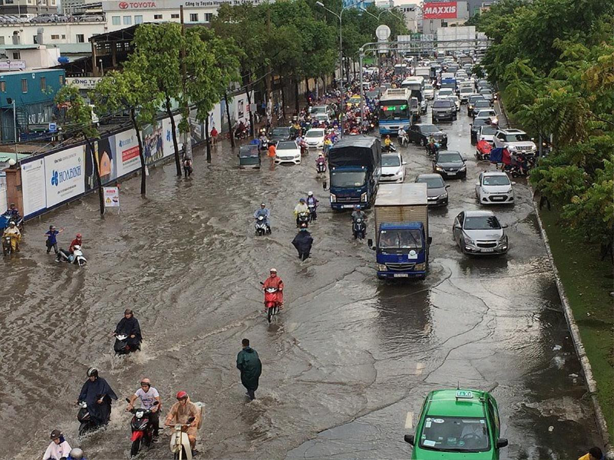 Mới mưa đầu mùa, nhiều đường ở TP.HCM ngập sâu Ảnh 2