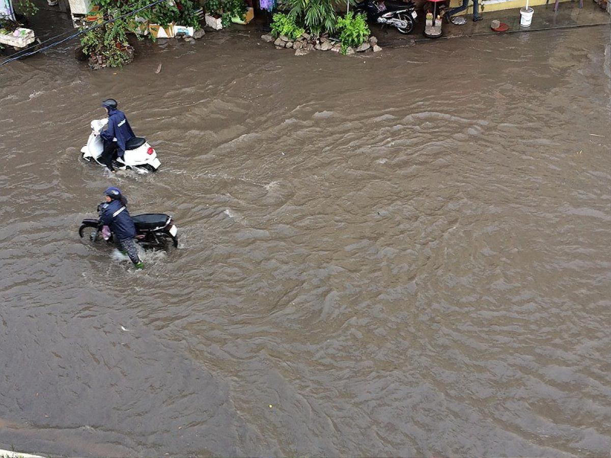 Mới mưa đầu mùa, nhiều đường ở TP.HCM ngập sâu Ảnh 4