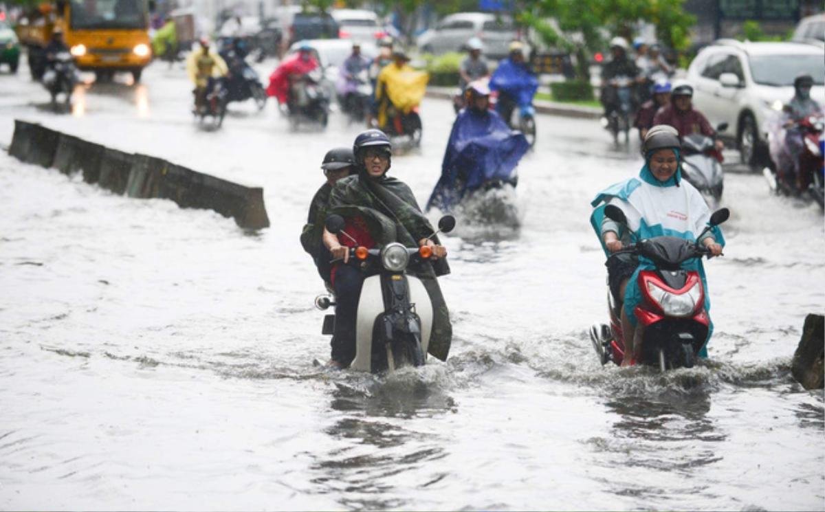 Sau giờ làm việc, người Sài Gòn khó nhọc 'lội sông' về nhà Ảnh 7