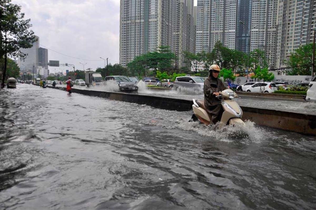 Sau giờ làm việc, người Sài Gòn khó nhọc 'lội sông' về nhà Ảnh 8