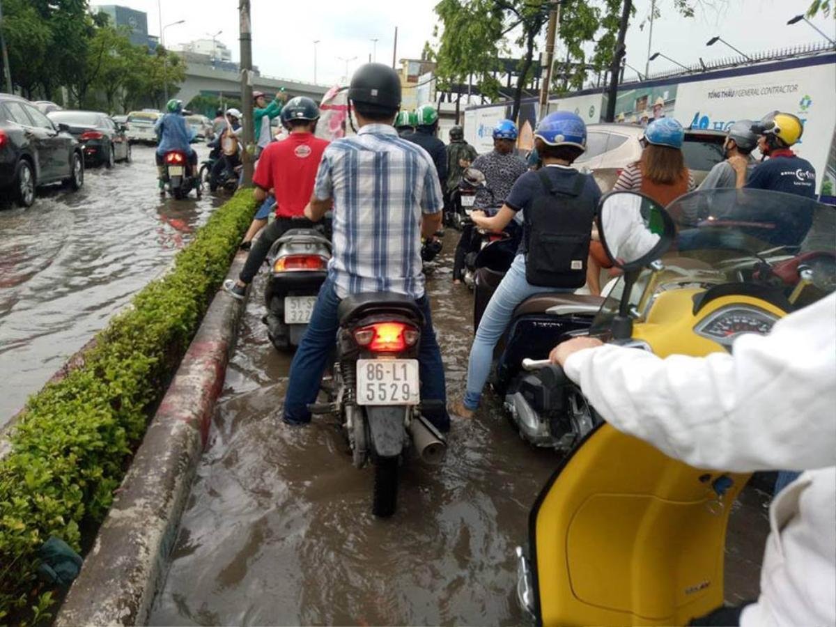 Sau giờ làm việc, người Sài Gòn khó nhọc 'lội sông' về nhà Ảnh 9