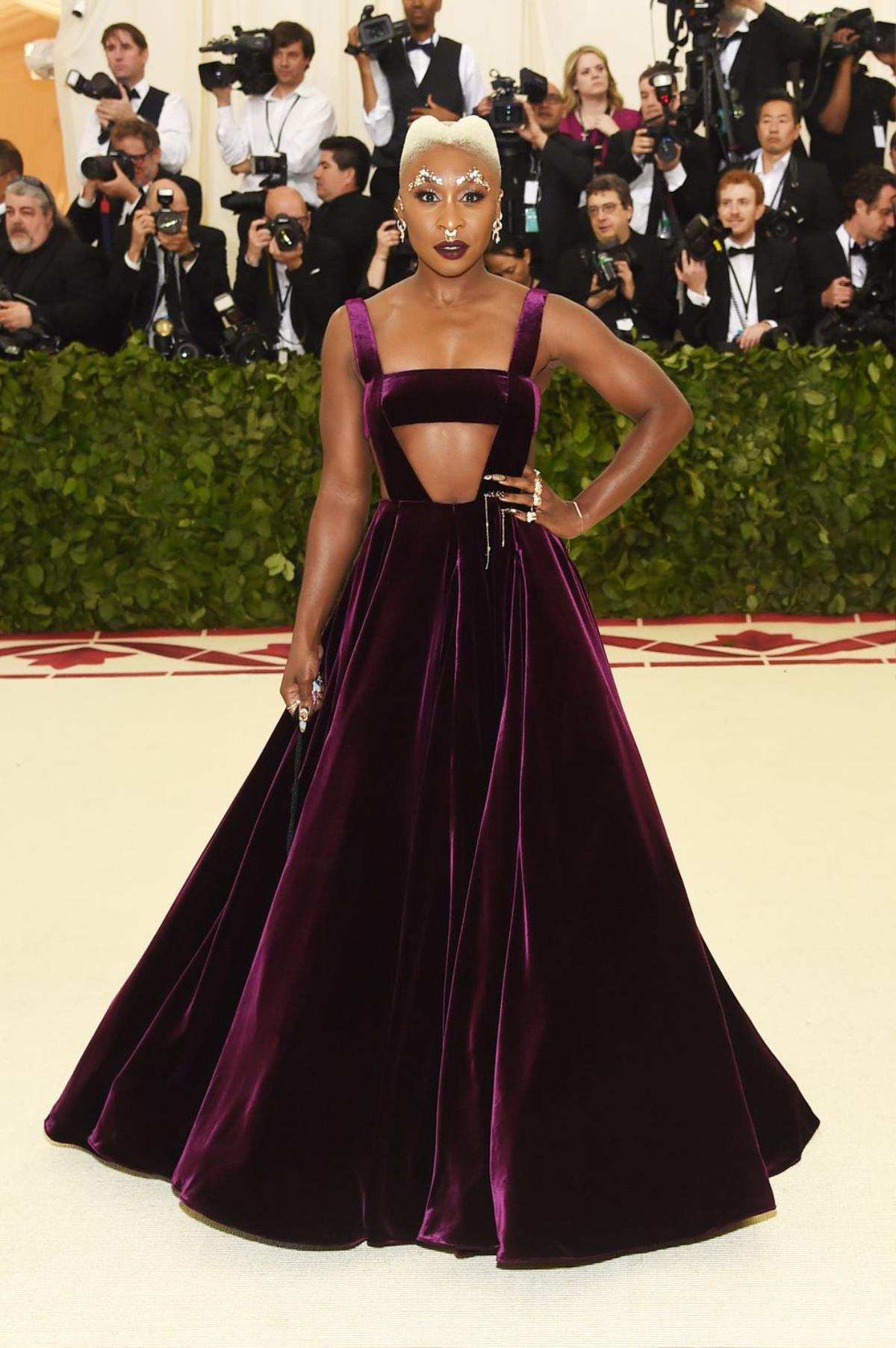 Met Gala 2018: Khách mời 'đua nhau' phô bày cơ thể và nội y Ảnh 7