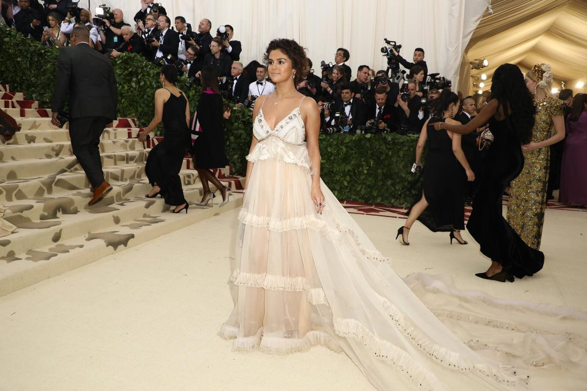 Met Gala 2018: Khách mời 'đua nhau' phô bày cơ thể và nội y Ảnh 10