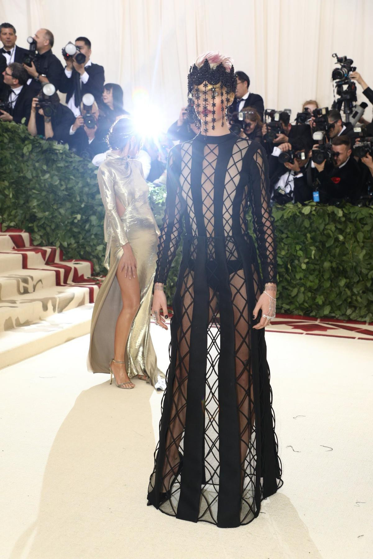 Met Gala 2018: Khách mời 'đua nhau' phô bày cơ thể và nội y Ảnh 1