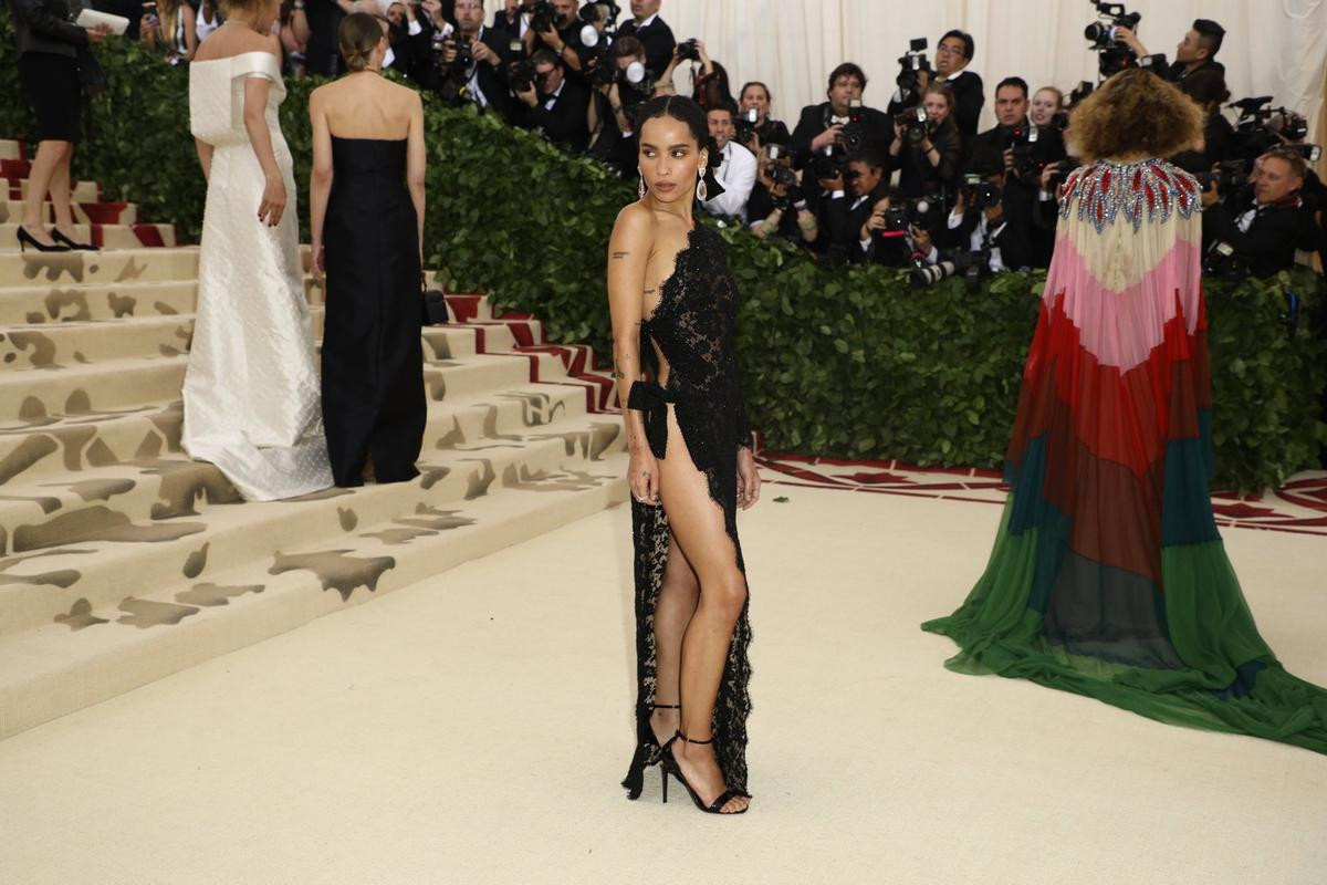 Met Gala 2018: Khách mời 'đua nhau' phô bày cơ thể và nội y Ảnh 3