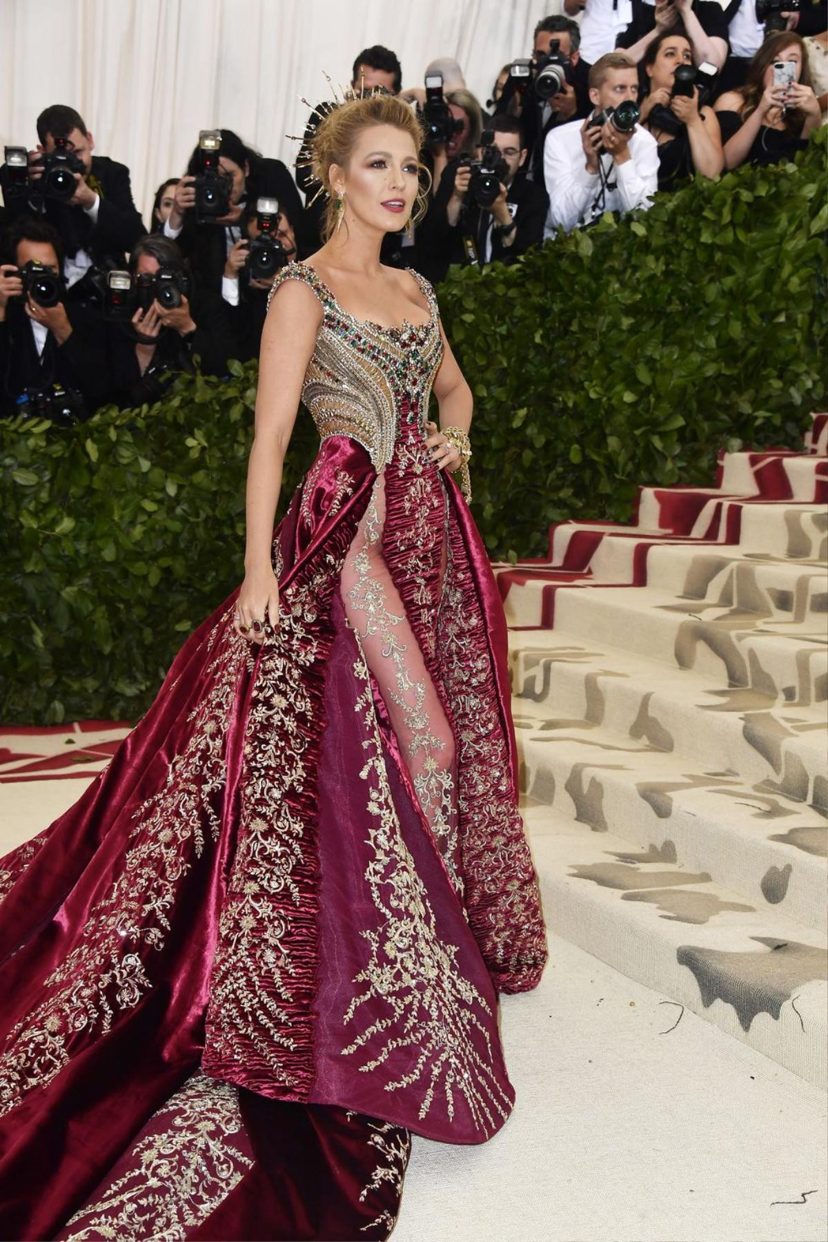 Met Gala 2018: Khách mời 'đua nhau' phô bày cơ thể và nội y Ảnh 5