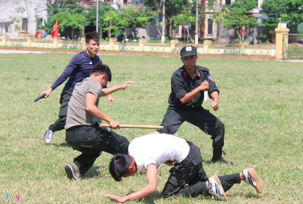 Những đòn đánh hiểm, điêu luyện của cảnh sát cơ động Ảnh 6