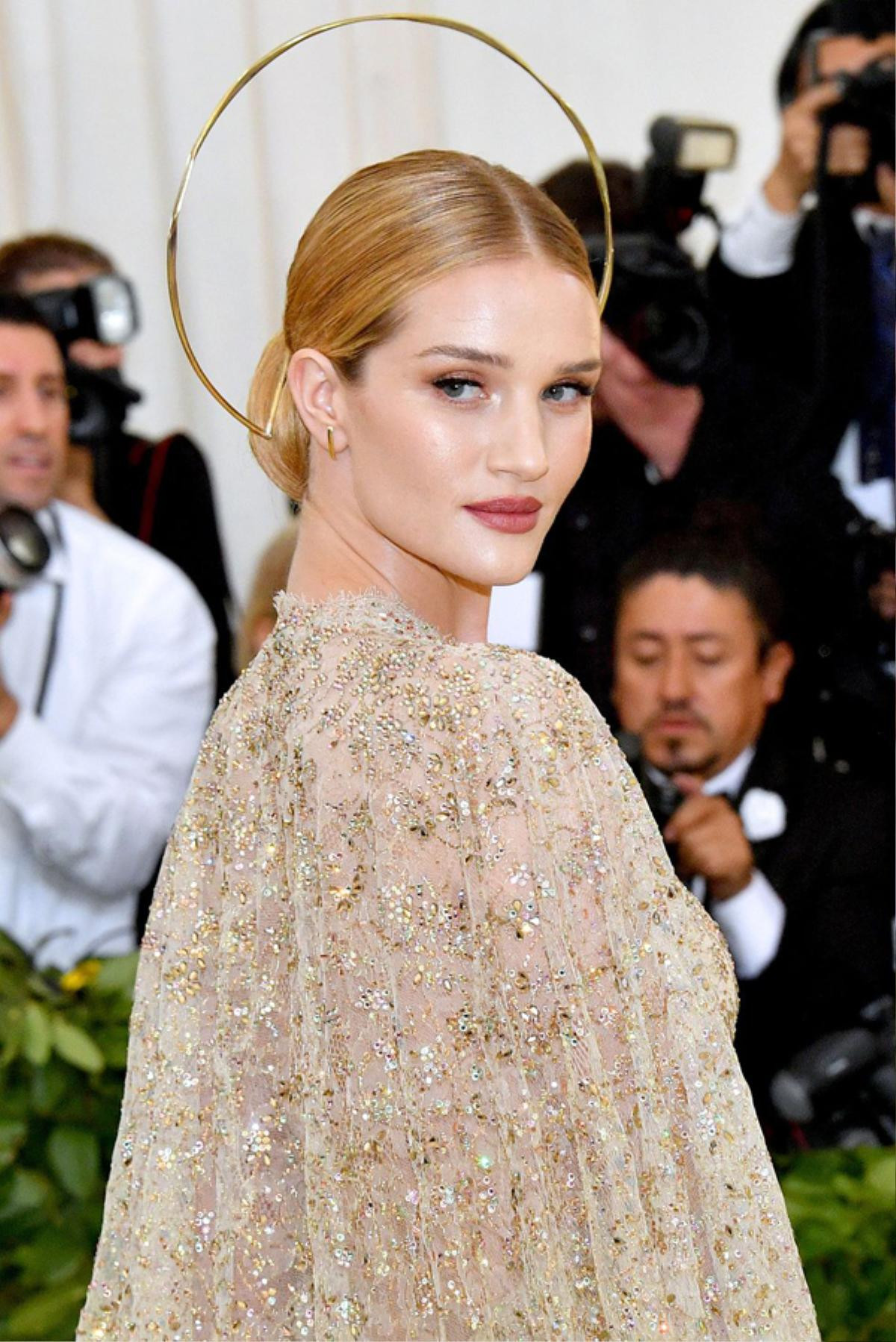 Tạo hình làm đẹp bị đụng hàng loạn xạ trên thảm đỏ Met Gala Ảnh 9