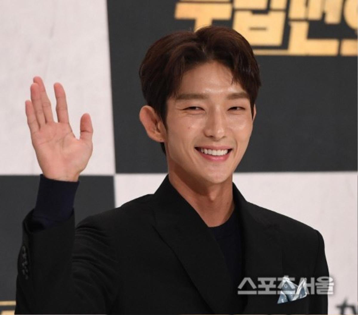 Họp báo 'Lawless Lawyer': Lee Jun Ki cùng dàn diễn viên cúi đầu, quỳ gối, nằm dài trên sân khấu chào fan Ảnh 3