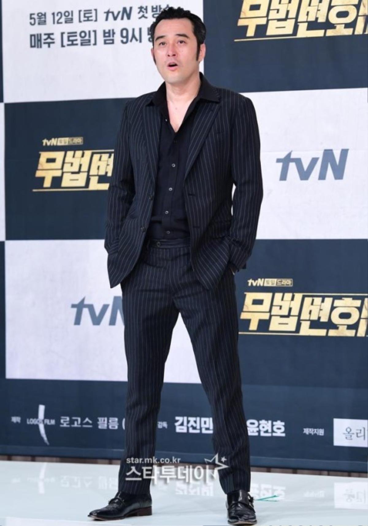 Họp báo 'Lawless Lawyer': Lee Jun Ki cùng dàn diễn viên cúi đầu, quỳ gối, nằm dài trên sân khấu chào fan Ảnh 8