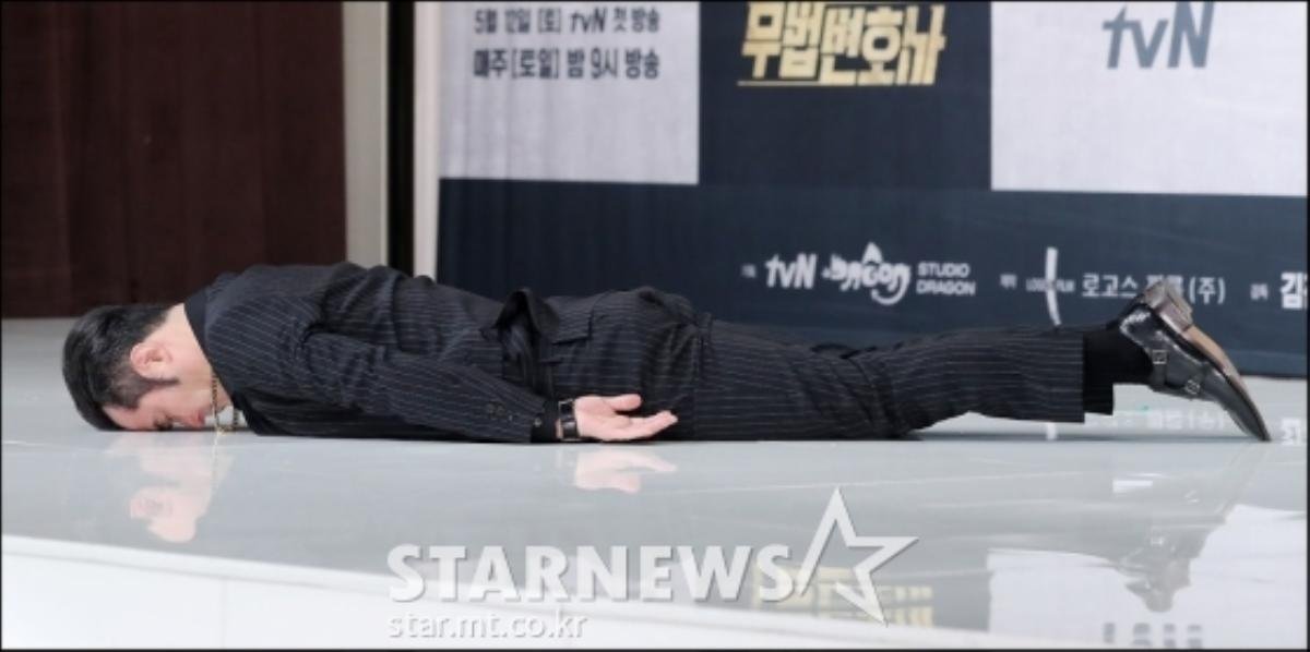 Họp báo 'Lawless Lawyer': Lee Jun Ki cùng dàn diễn viên cúi đầu, quỳ gối, nằm dài trên sân khấu chào fan Ảnh 24