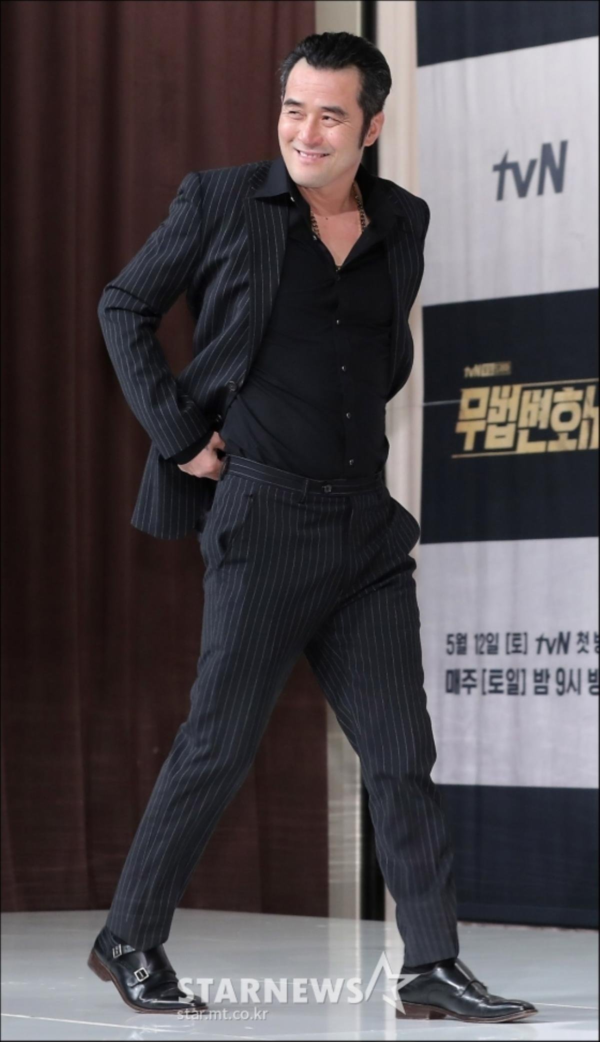 Họp báo 'Lawless Lawyer': Lee Jun Ki cùng dàn diễn viên cúi đầu, quỳ gối, nằm dài trên sân khấu chào fan Ảnh 9