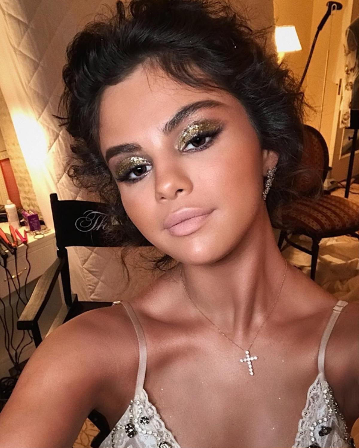 Selena Gomez xinh đẹp trở thành thảm họa trong giây lát vì mắc lỗi trang điểm này Ảnh 4