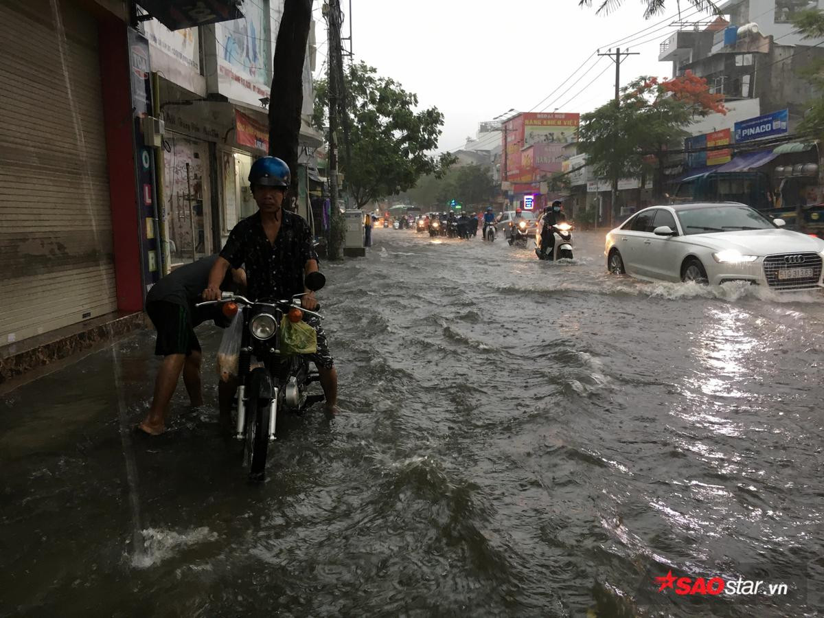 Mưa lớn kéo dài nhiều giờ, đường Sài Gòn lại biến thành sông Ảnh 5