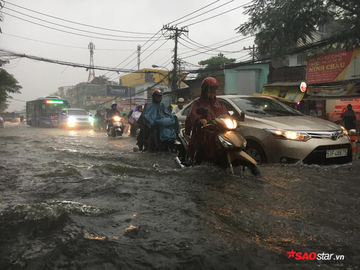 Mưa lớn kéo dài nhiều giờ, đường Sài Gòn lại biến thành sông Ảnh 3