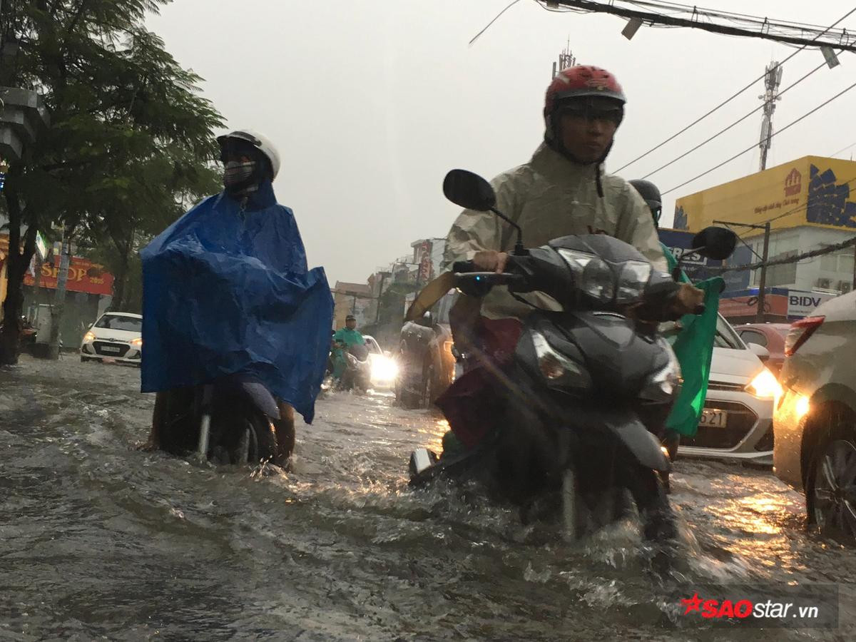 Mưa lớn kéo dài nhiều giờ, đường Sài Gòn lại biến thành sông Ảnh 4