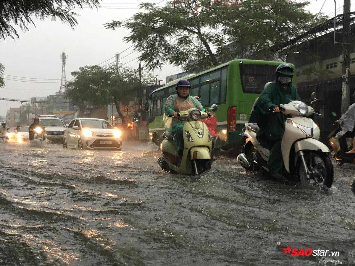 Mưa lớn kéo dài nhiều giờ, đường Sài Gòn lại biến thành sông Ảnh 9