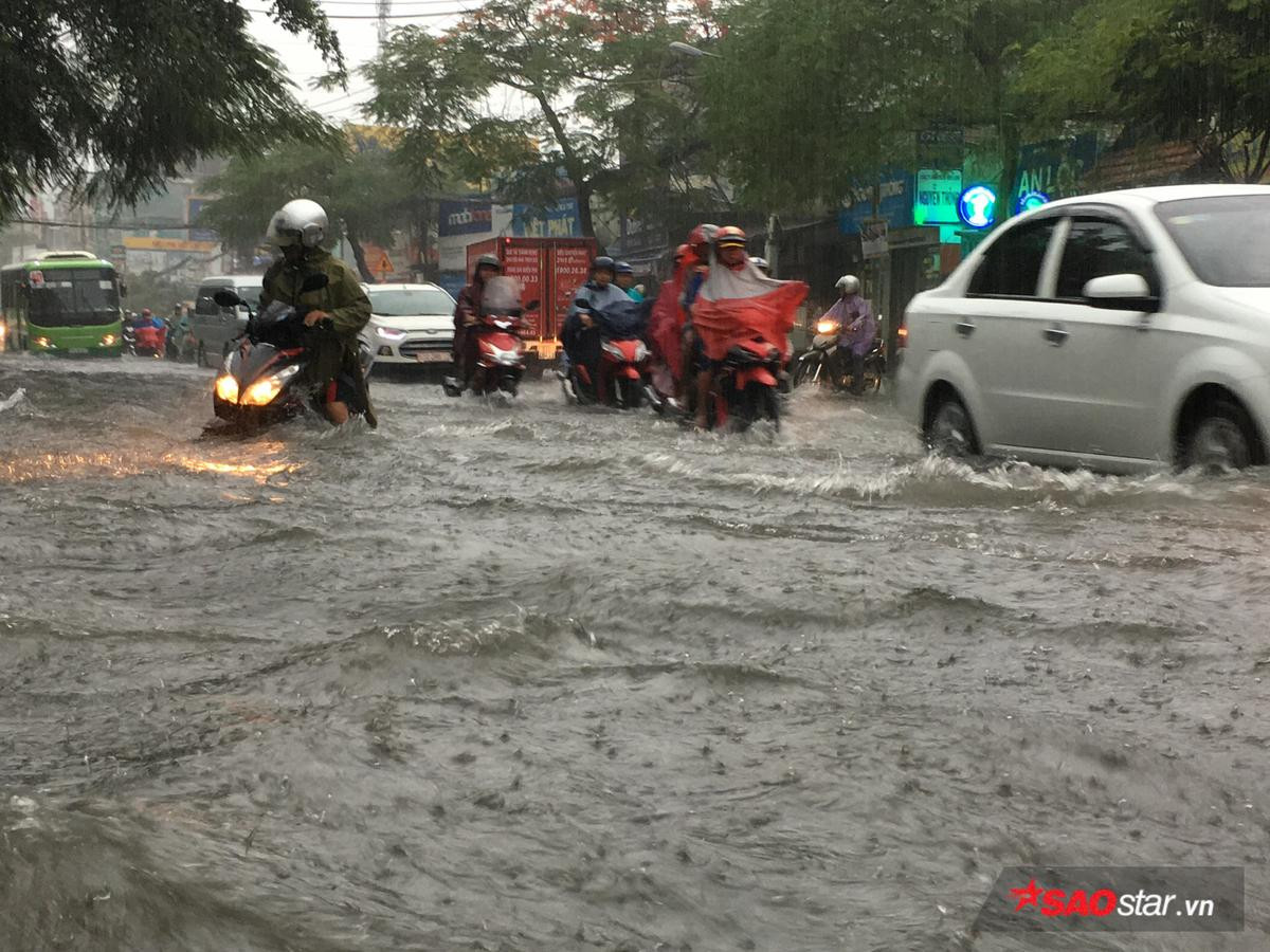 Mưa lớn kéo dài nhiều giờ, đường Sài Gòn lại biến thành sông Ảnh 6