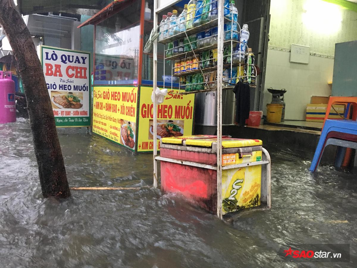 Mưa lớn kéo dài nhiều giờ, đường Sài Gòn lại biến thành sông Ảnh 8