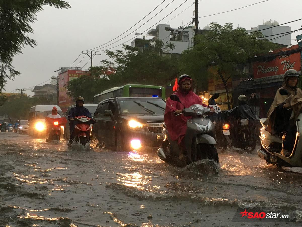 Mưa lớn kéo dài nhiều giờ, đường Sài Gòn lại biến thành sông Ảnh 11