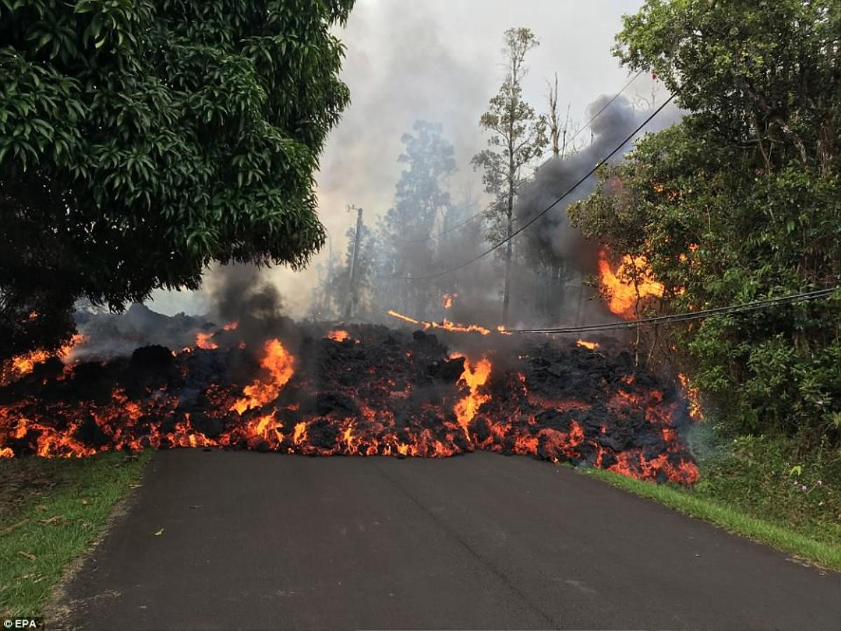 Cận cảnh dung nham núi lửa 'bò' ra đường, 'nuốt chửng' xe hơi và hàng chục ngôi nhà ở Hawaii Ảnh 5