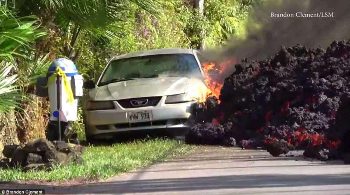 Cận cảnh dung nham núi lửa 'bò' ra đường, 'nuốt chửng' xe hơi và hàng chục ngôi nhà ở Hawaii Ảnh 1