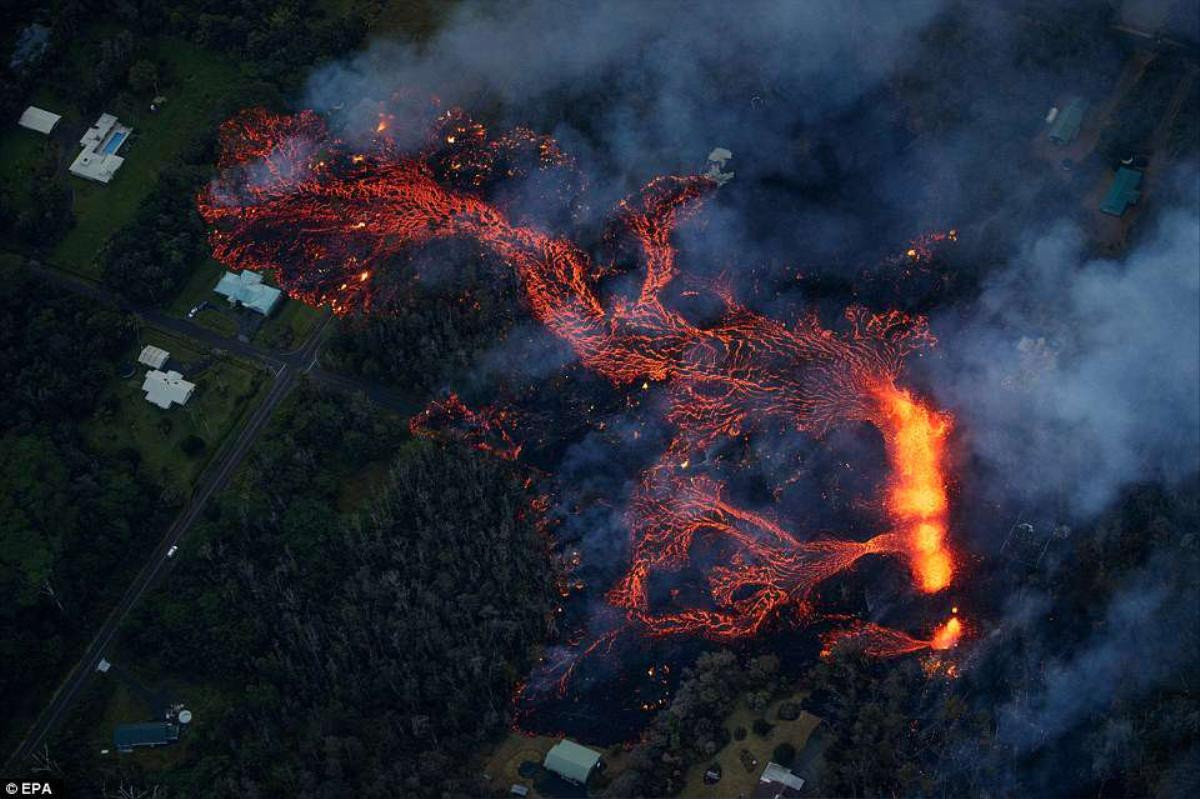 Cận cảnh dung nham núi lửa 'bò' ra đường, 'nuốt chửng' xe hơi và hàng chục ngôi nhà ở Hawaii Ảnh 8