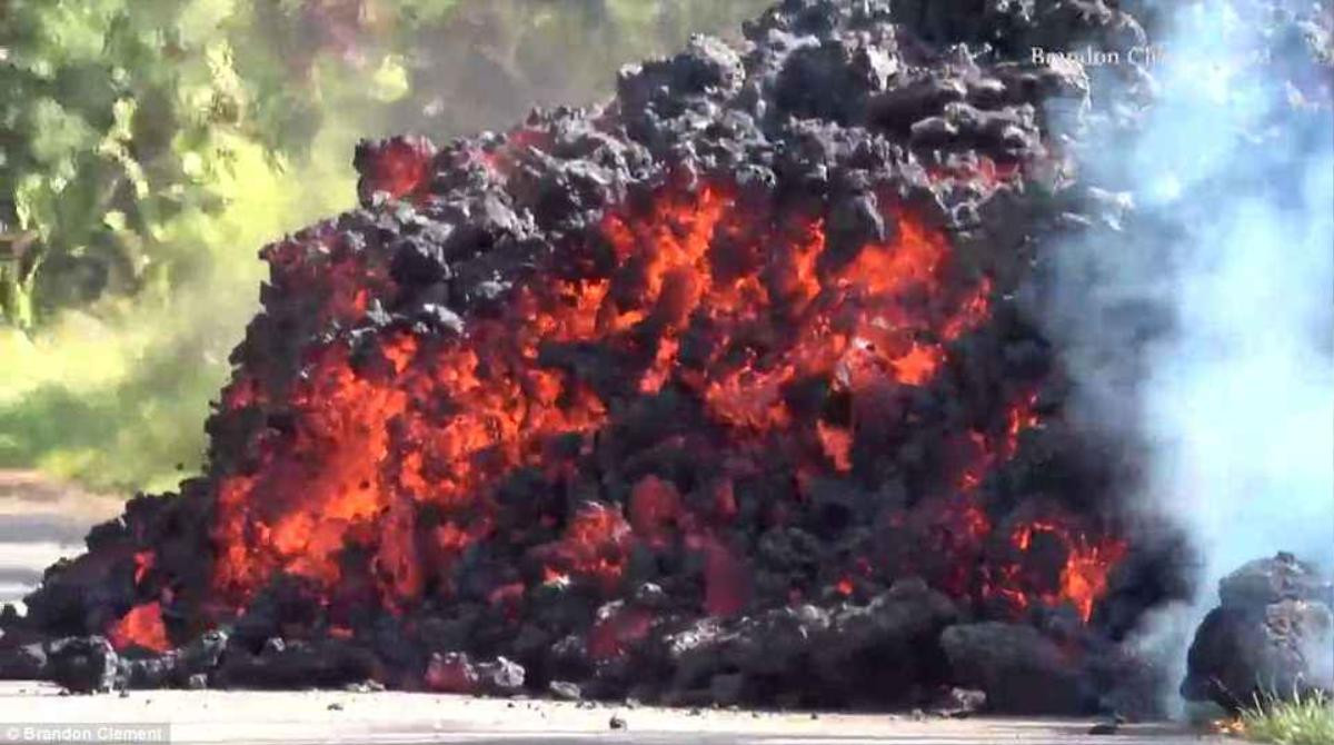 Cận cảnh dung nham núi lửa 'bò' ra đường, 'nuốt chửng' xe hơi và hàng chục ngôi nhà ở Hawaii Ảnh 2