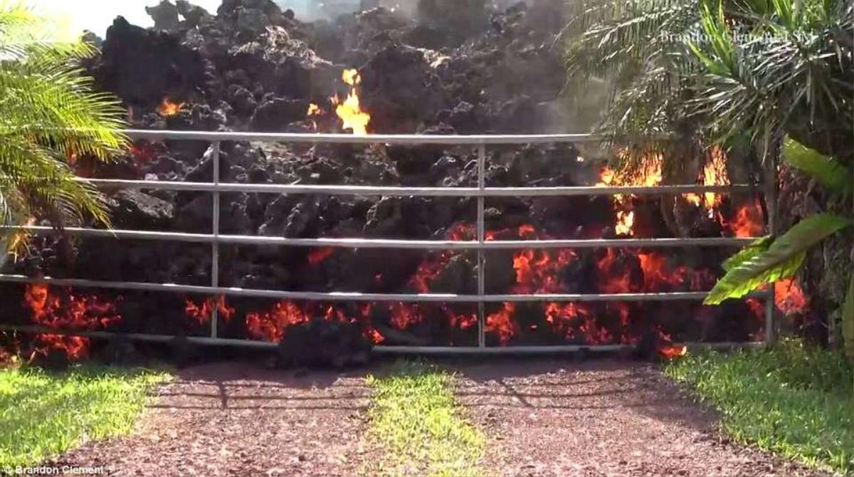 Cận cảnh dung nham núi lửa 'bò' ra đường, 'nuốt chửng' xe hơi và hàng chục ngôi nhà ở Hawaii Ảnh 3