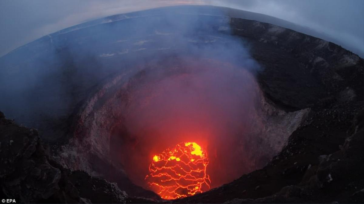 Cận cảnh dung nham núi lửa 'bò' ra đường, 'nuốt chửng' xe hơi và hàng chục ngôi nhà ở Hawaii Ảnh 4