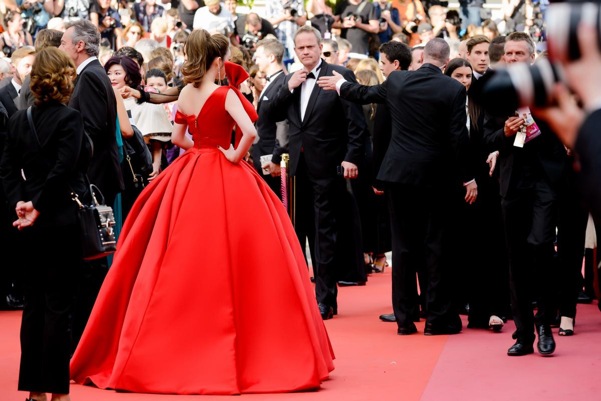 Lý Nhã Kỳ hóa công chúa Cinderella khoe vòng 1 gợi cảm trên thảm đỏ ngày khai mạc Cannes 2018 Ảnh 3