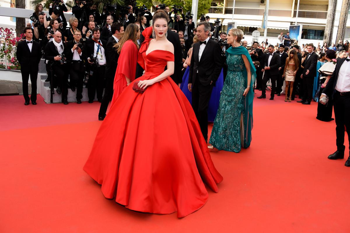 Lý Nhã Kỳ hóa công chúa Cinderella khoe vòng 1 gợi cảm trên thảm đỏ ngày khai mạc Cannes 2018 Ảnh 4