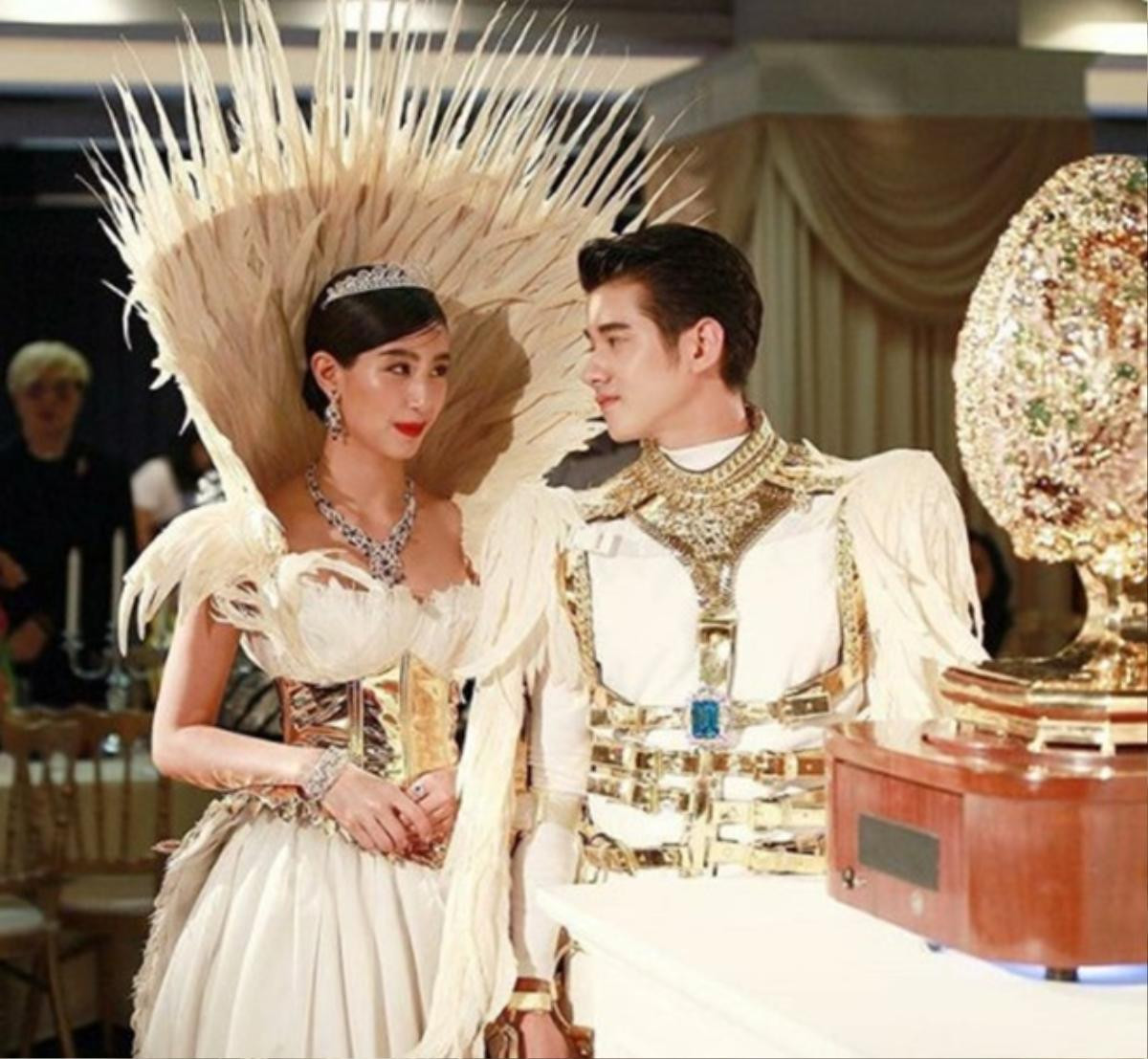 Ai cũng chú ý đến Mario Maurer và Mint Chalida cho đến khi mỹ nữ U40 này xuất hiện Ảnh 5