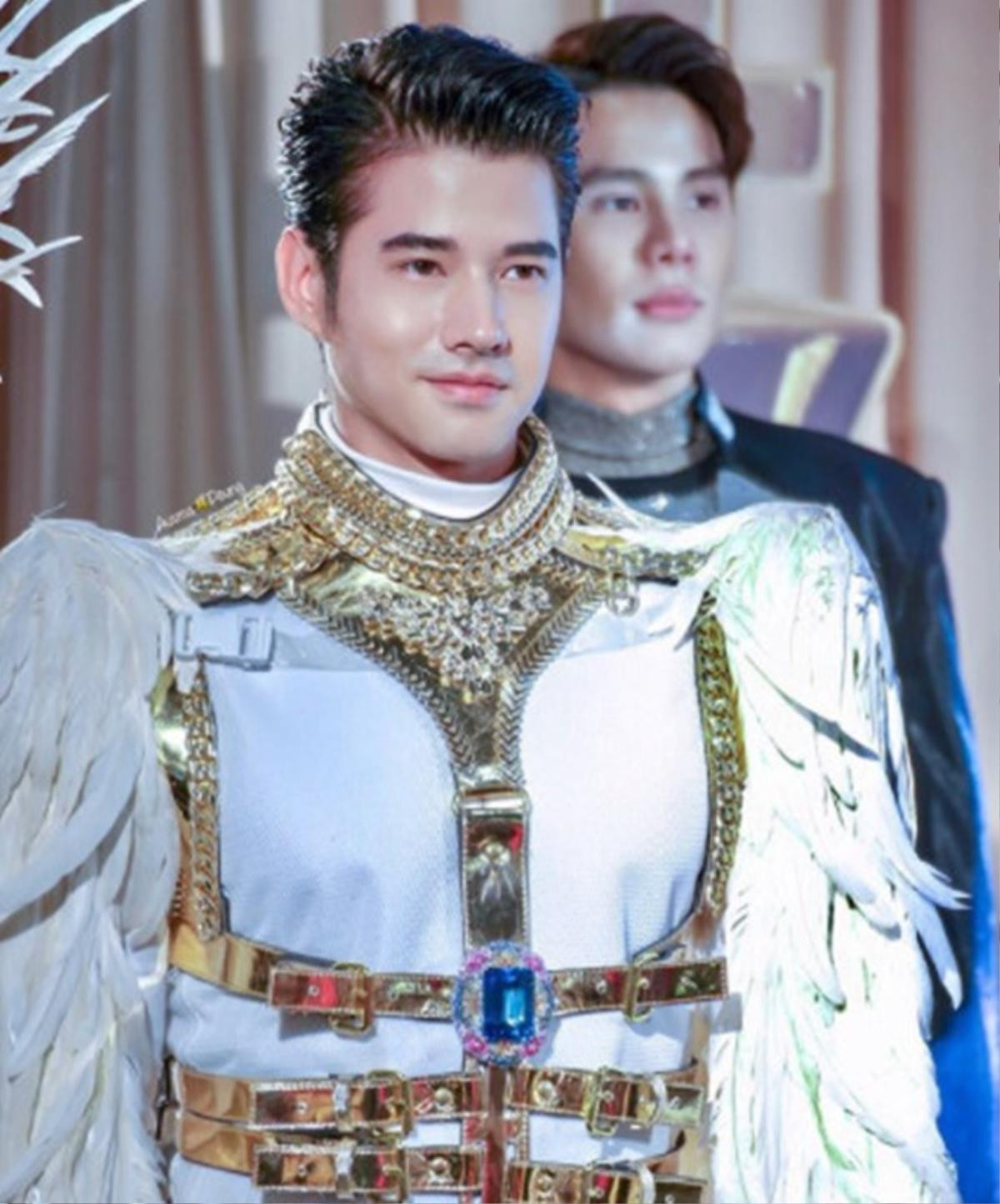 Ai cũng chú ý đến Mario Maurer và Mint Chalida cho đến khi mỹ nữ U40 này xuất hiện Ảnh 10