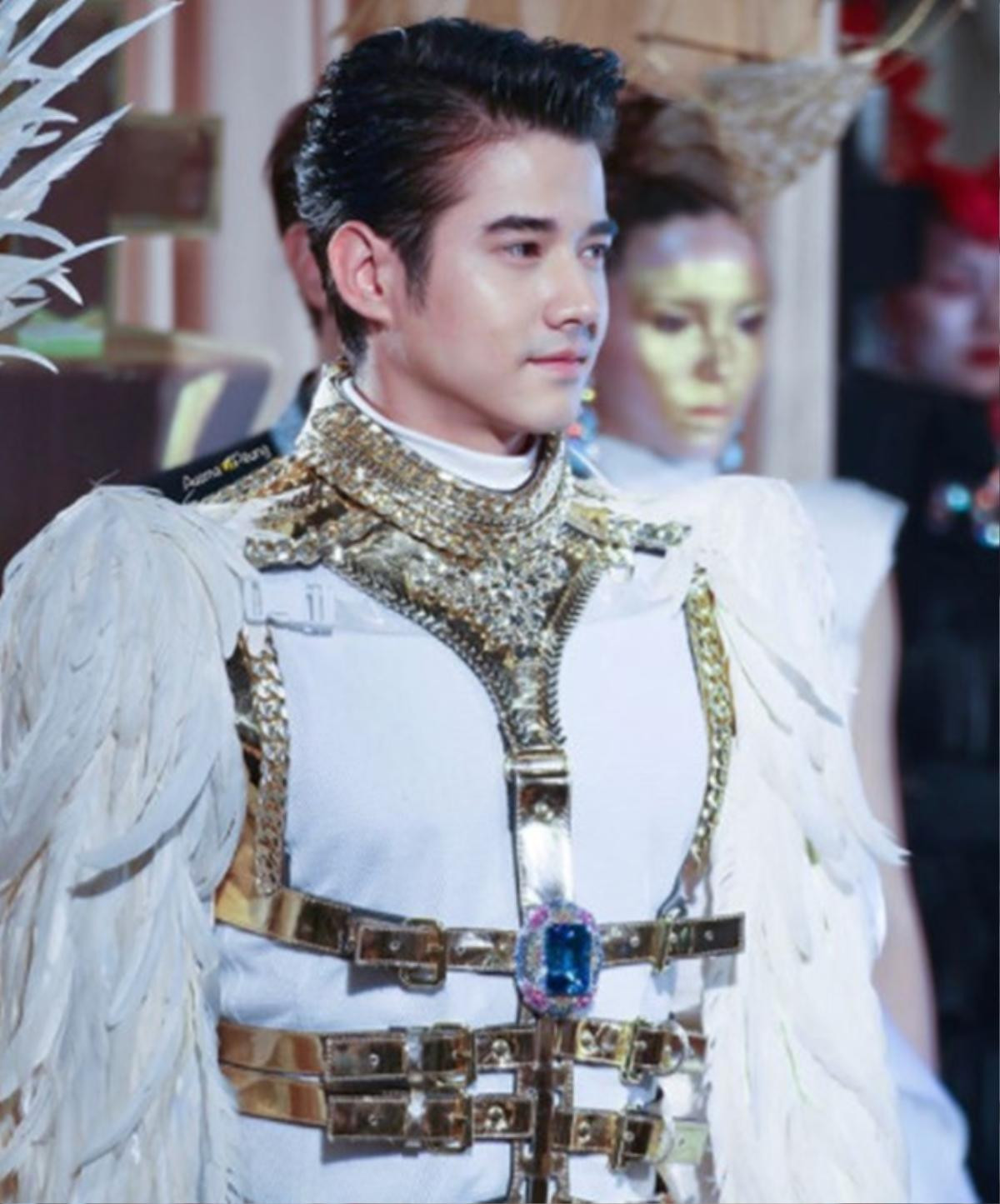 Ai cũng chú ý đến Mario Maurer và Mint Chalida cho đến khi mỹ nữ U40 này xuất hiện Ảnh 11