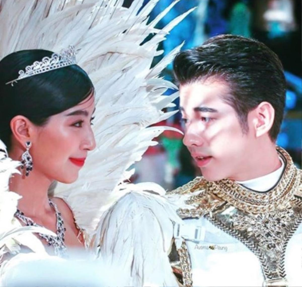 Ai cũng chú ý đến Mario Maurer và Mint Chalida cho đến khi mỹ nữ U40 này xuất hiện Ảnh 6