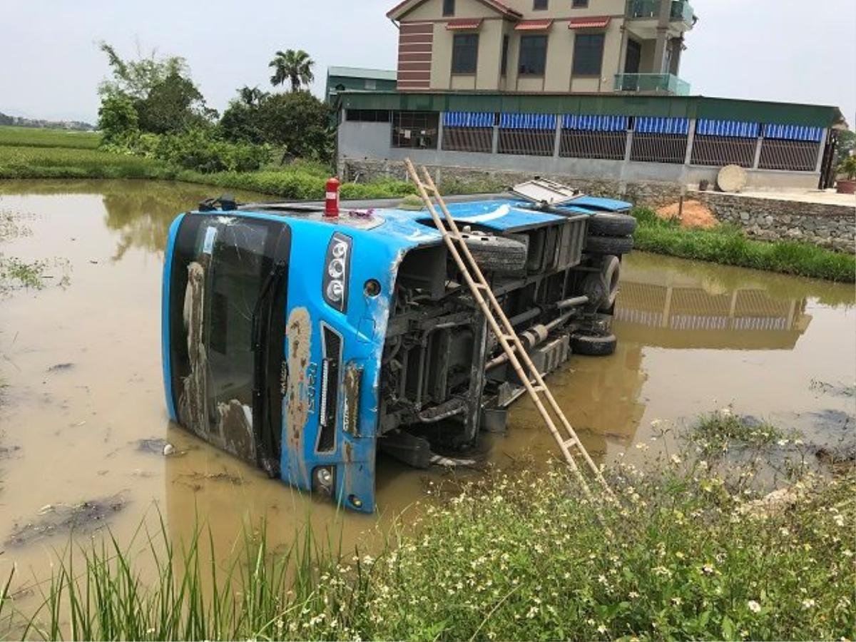 Hơn 20 hành khách la hét khi xe lật nghiêng xuống hồ nước Ảnh 1