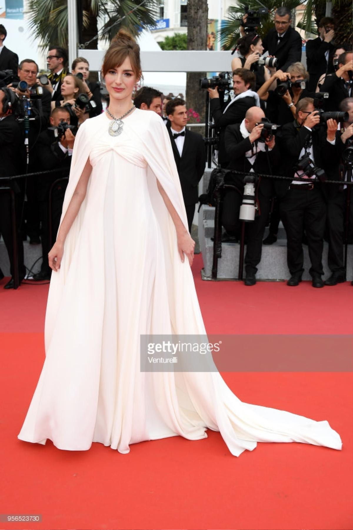 Thảm đỏ Cannes 2018 ngày thứ 2 bớt lố lăng khoe ngực, chỉ toàn những tuyệt sắc giai nhân Ảnh 16