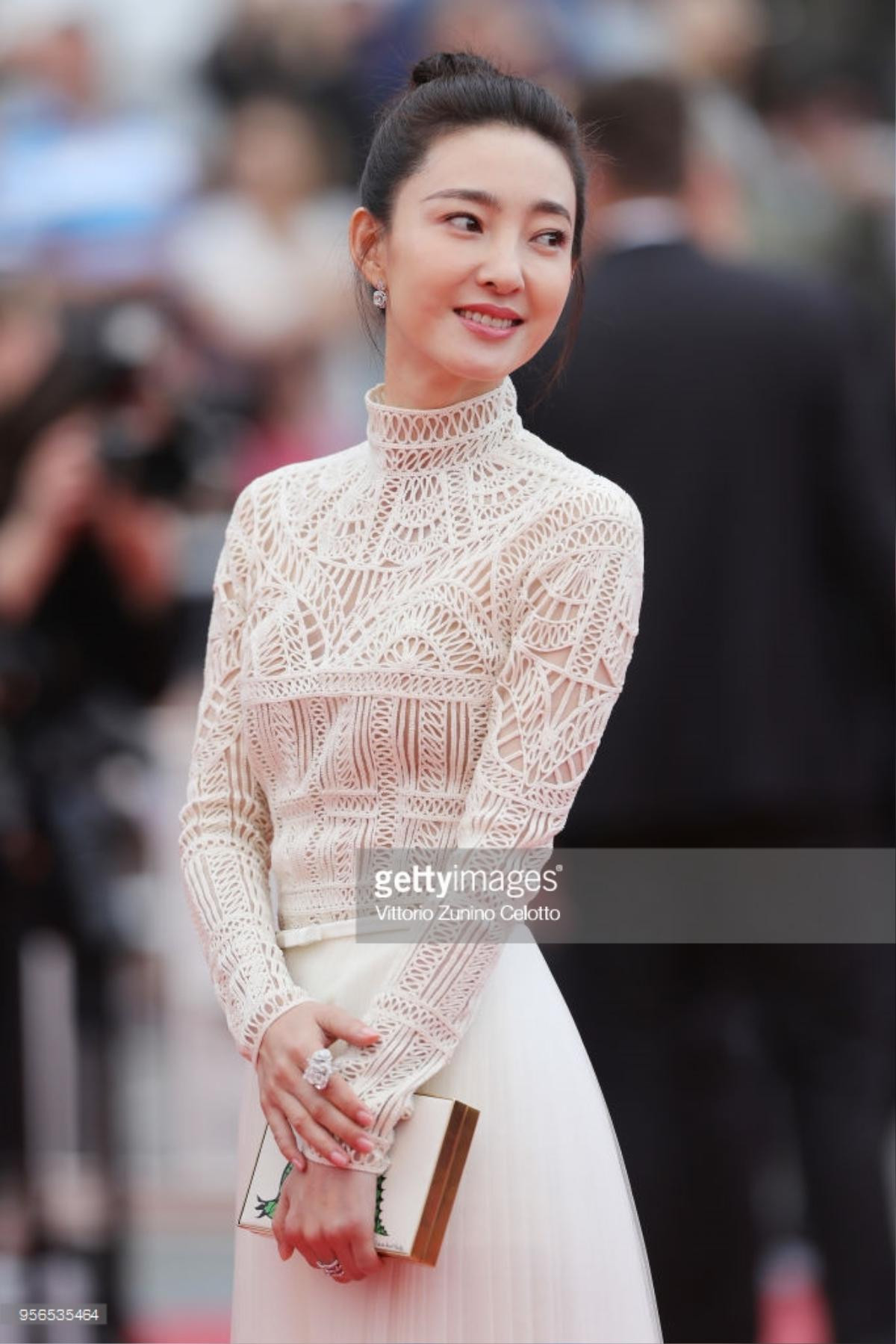 Thảm đỏ Cannes 2018 ngày 2: Lý Nhã Kỳ làm 'báo đen', Kiko Mizuhara và Vương Lệ Khôn xinh như nữ thần Ảnh 17