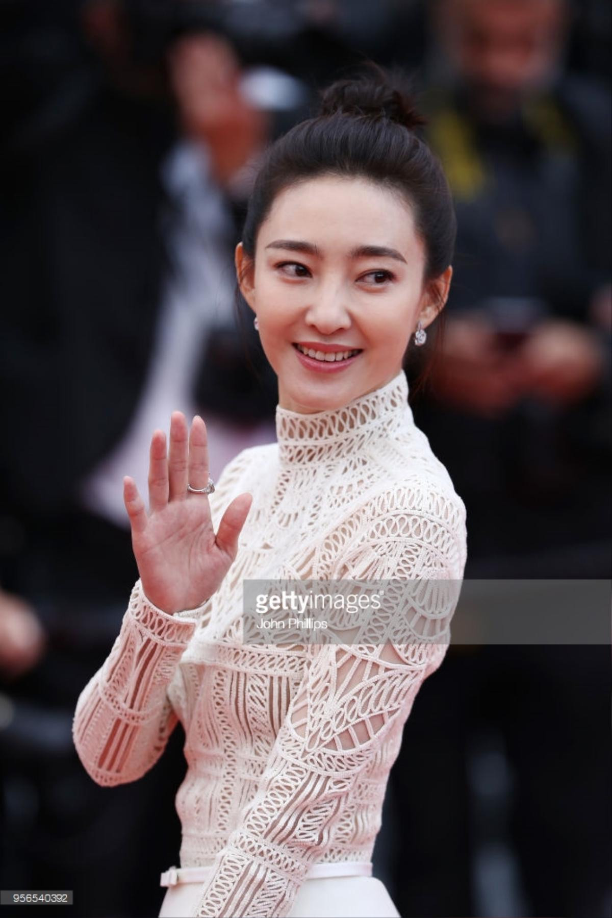 Thảm đỏ Cannes 2018 ngày 2: Lý Nhã Kỳ làm 'báo đen', Kiko Mizuhara và Vương Lệ Khôn xinh như nữ thần Ảnh 15