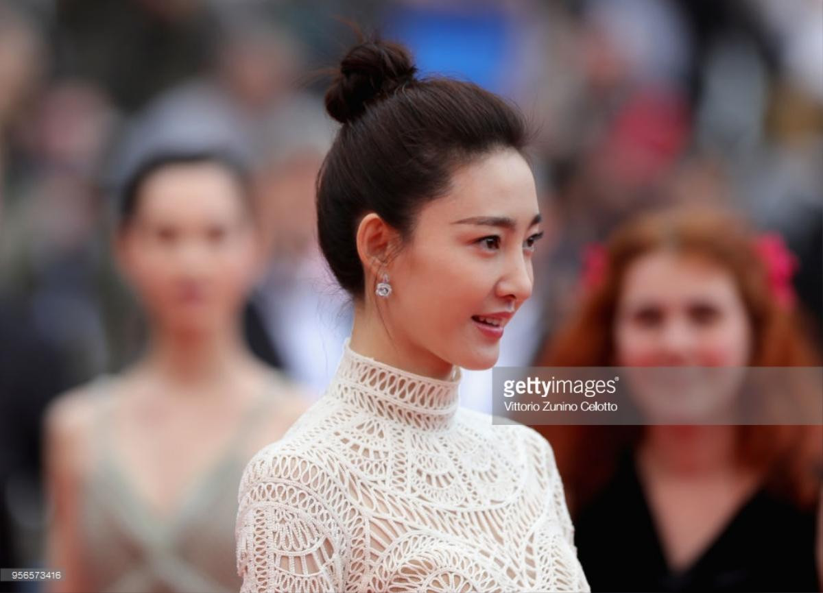 Thảm đỏ Cannes 2018 ngày 2: Lý Nhã Kỳ làm 'báo đen', Kiko Mizuhara và Vương Lệ Khôn xinh như nữ thần Ảnh 14