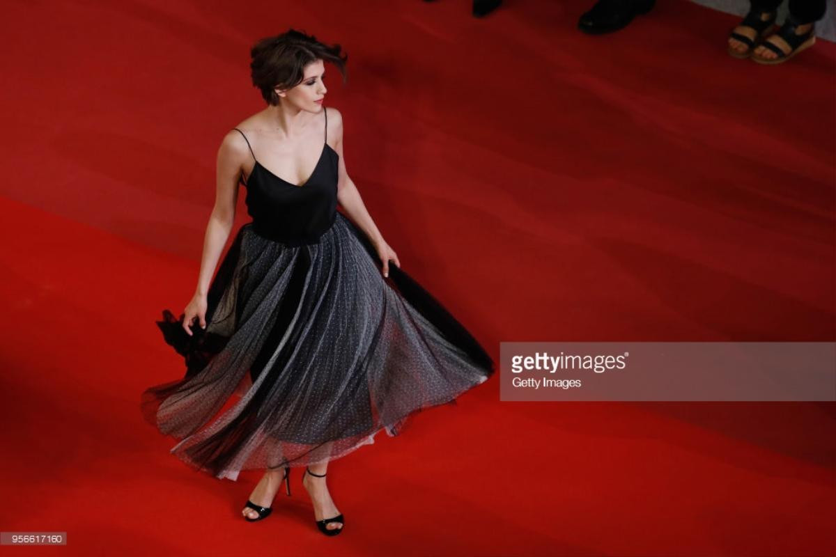 Thảm đỏ Cannes 2018 ngày 2: Lý Nhã Kỳ làm 'báo đen', Kiko Mizuhara và Vương Lệ Khôn xinh như nữ thần Ảnh 45