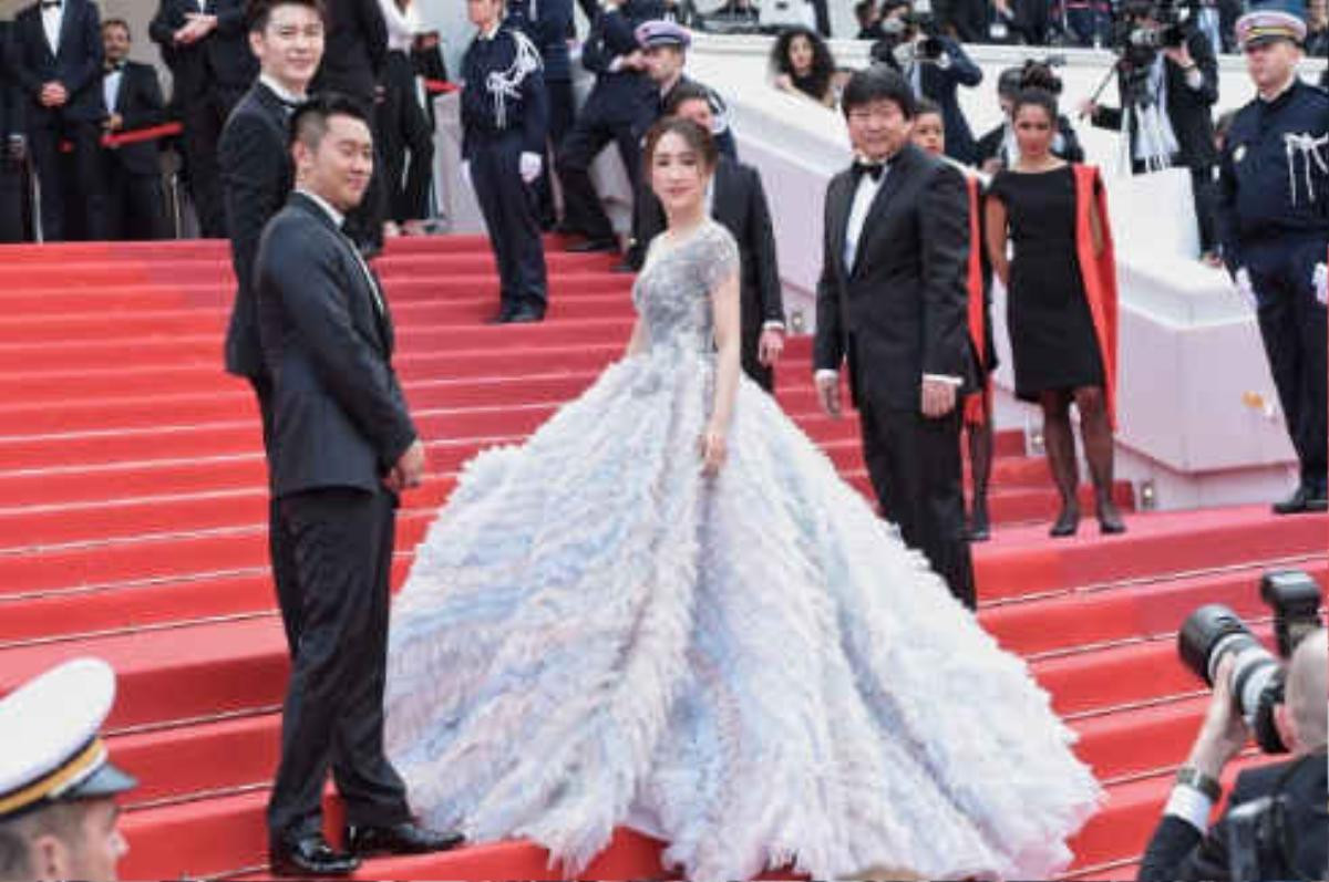 Cannes 2018: 'Tú bà tin đồn' Mã Tô câu giờ tạo dáng đến tận 6 phút, bảo vệ đuổi mãi vẫn không chịu đi Ảnh 4