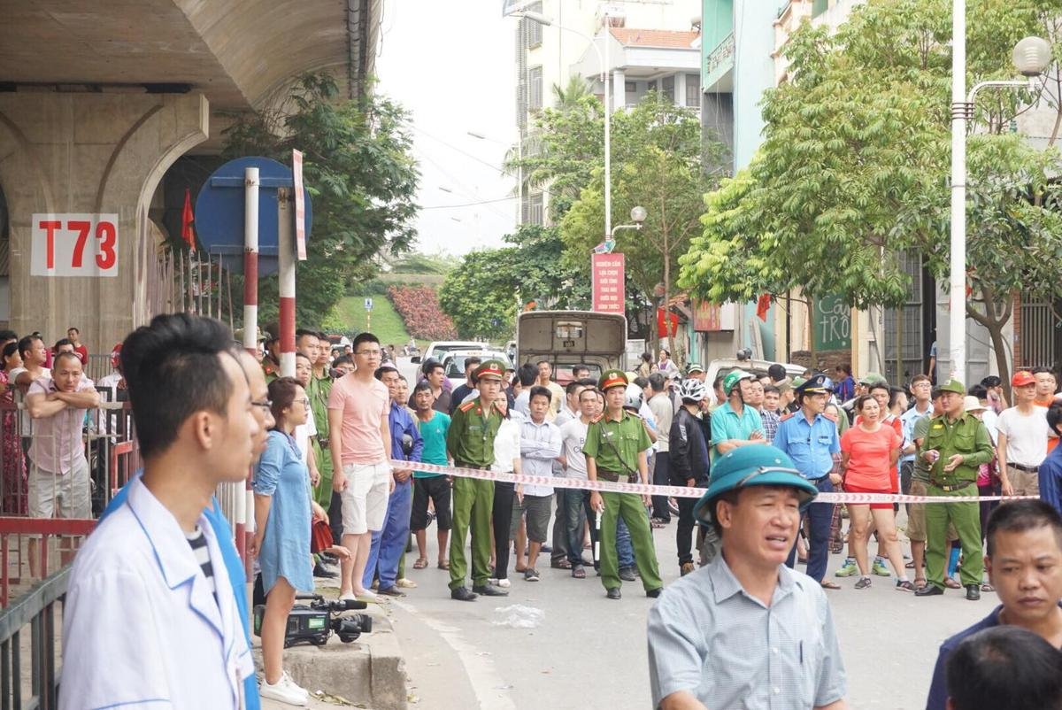 Cháy lớn tại biệt thự bán chăn ga gối đệm, nghi có cụ bà mắc kẹt bên trong Ảnh 5