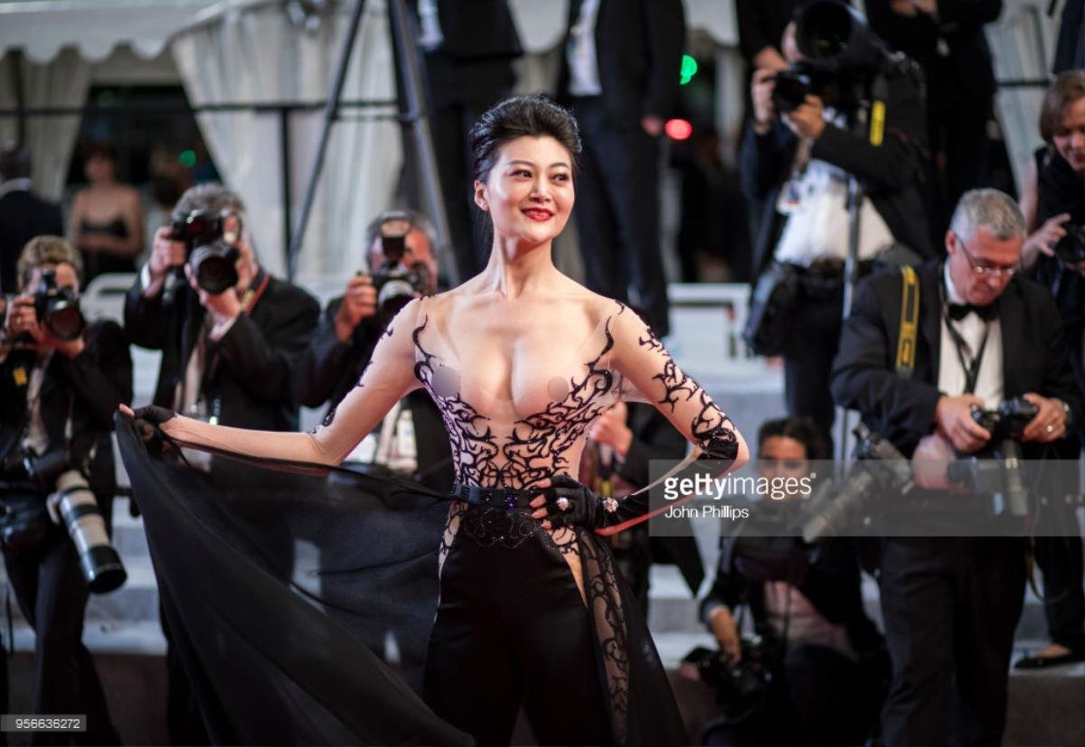 Tiệc tối Cannes 2018 ngày thứ 2: Nhiều gương mặt quyết tranh spotlight khi diện đồ xuyên thấu lộ nhũ hoa Ảnh 5