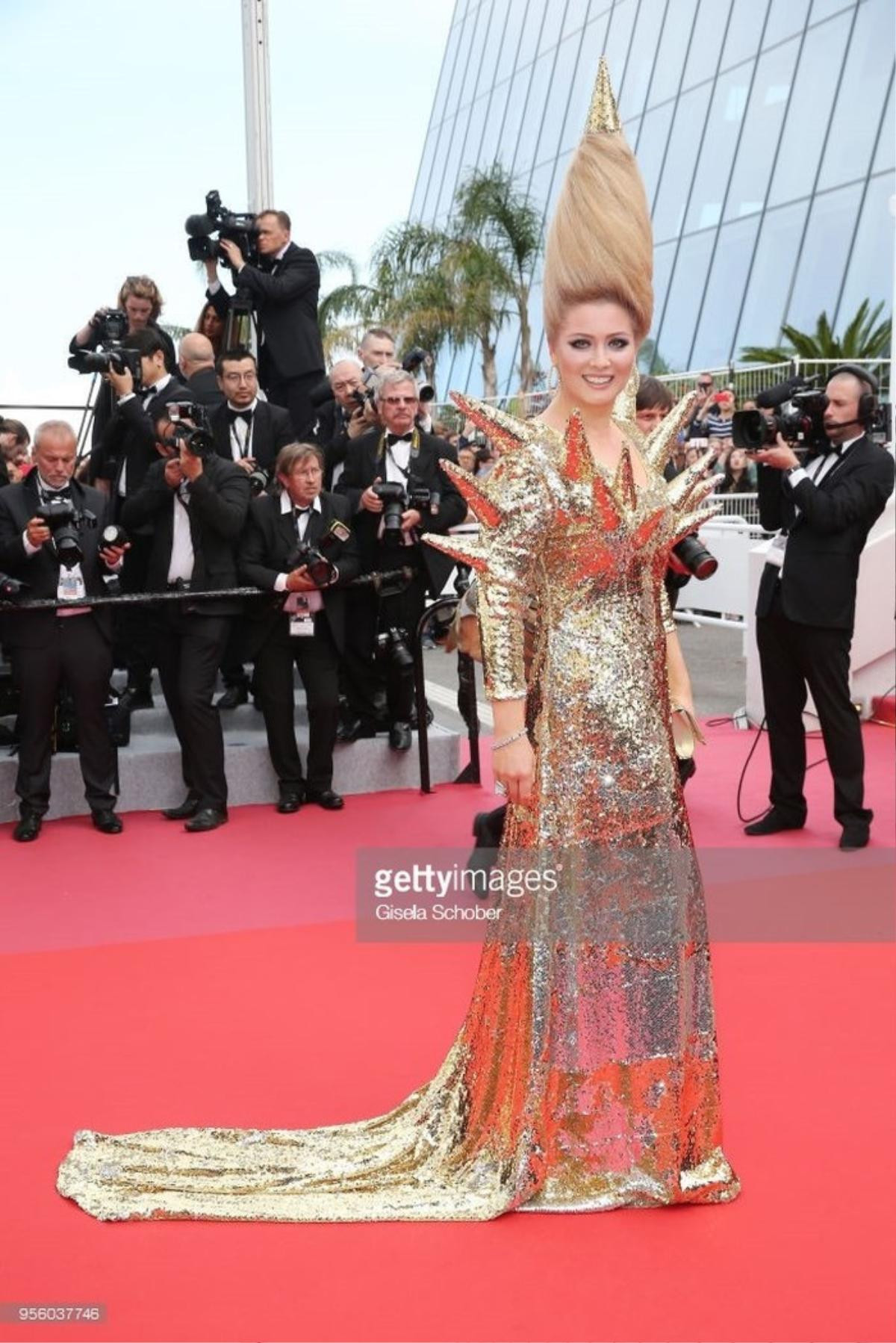 Thảm đỏ Cannes 2 ngày qua: Không thể thiếu những bộ cánh hớ hênh, kì dị Ảnh 13