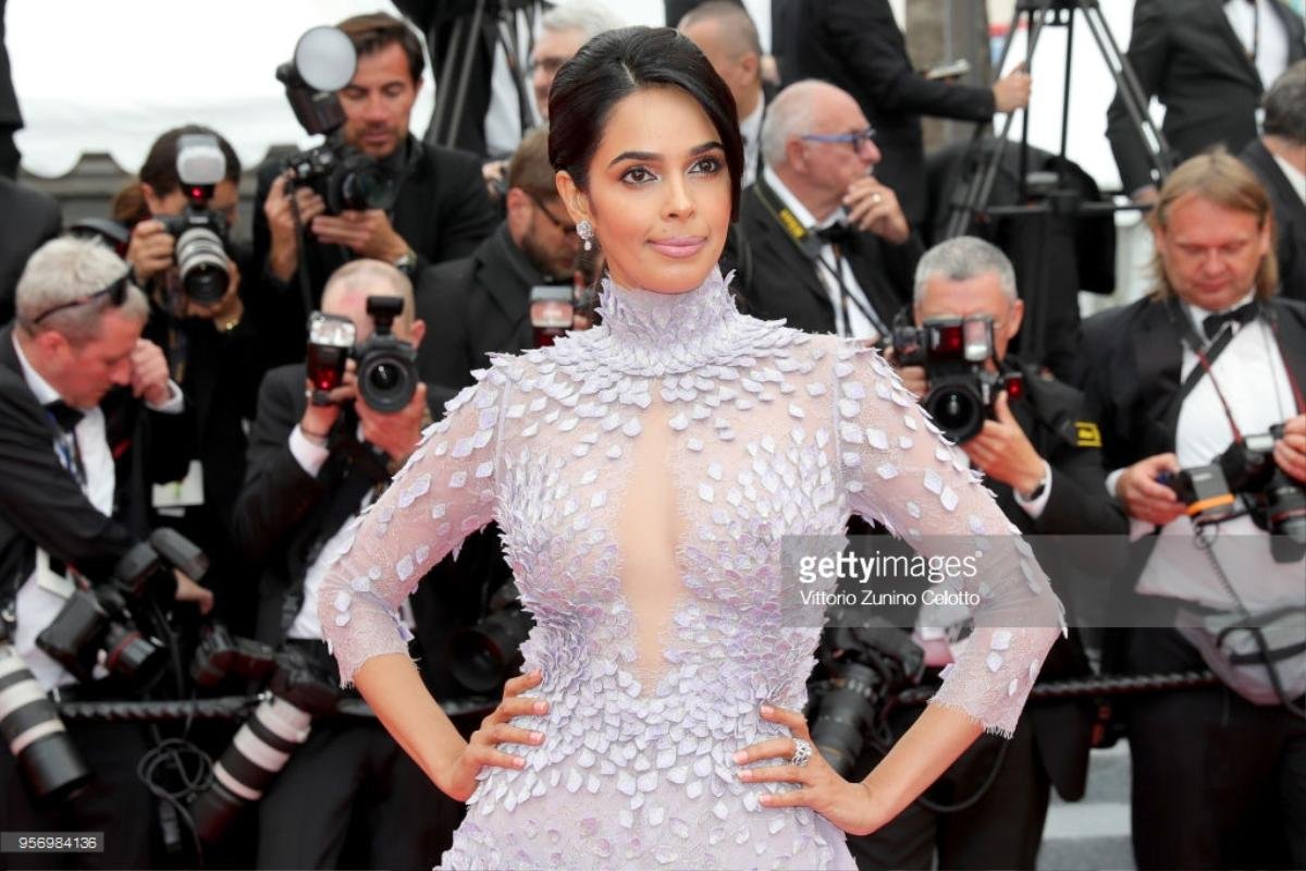 Thảm đỏ Cannes 2018 ngày thứ 3: 'Bạn gái' Black Panther diện váy xuyên thấu, Mallika Sherawat hở ngực lộ liễu Ảnh 4